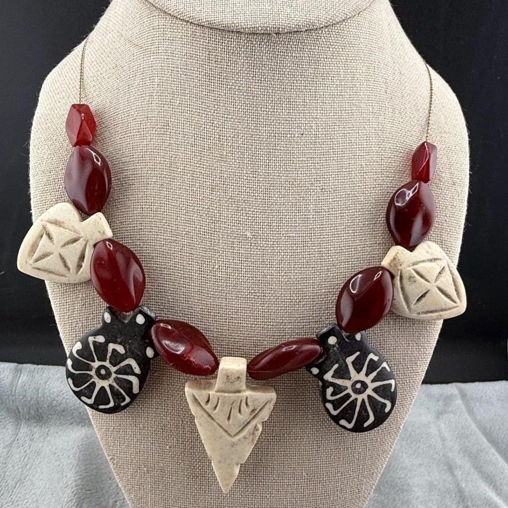 Vintage Estate Necklace Red Black Cream Carved Tribal Arrowhead Charms 18in